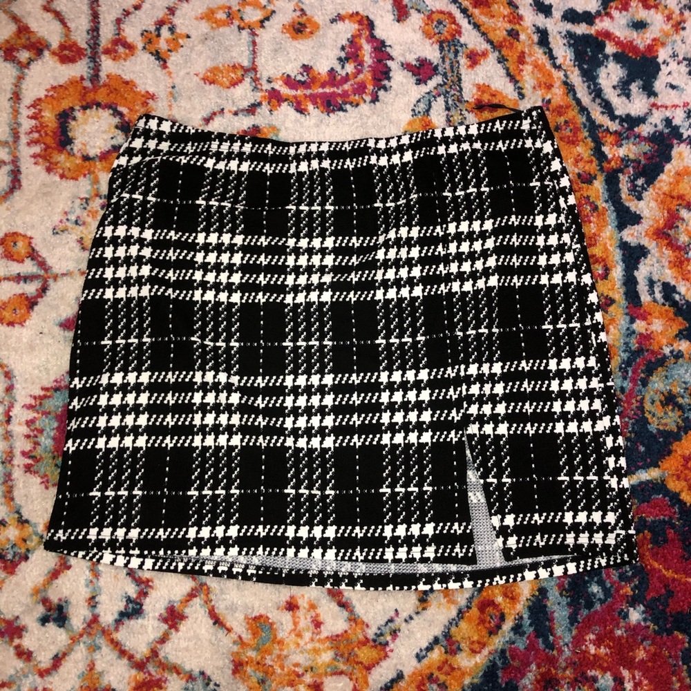 Black and white plus size mini skirt